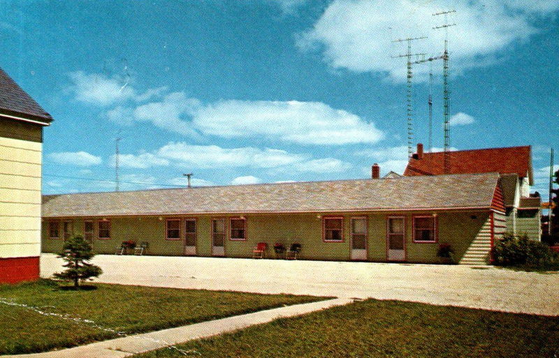 Newberry Motel - Vintage Postcard